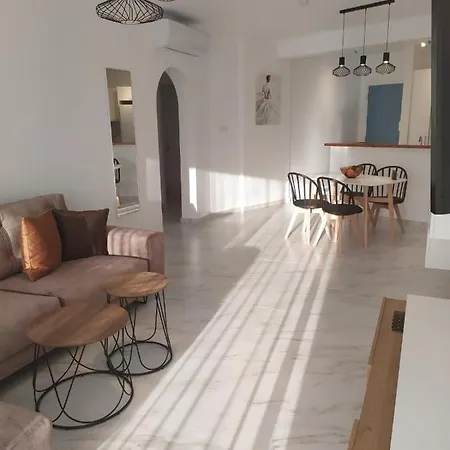 Regina Garden Renovated & Lovely Apartment, * Paphos